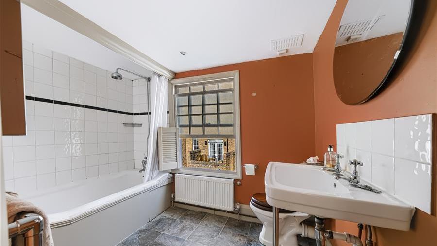 En-Suite Bathroom