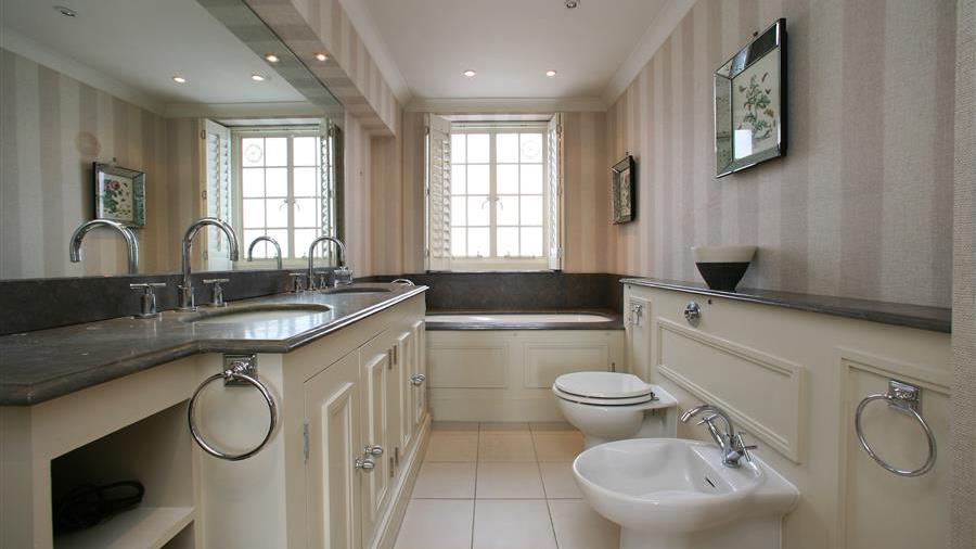 En-Suite Bathroom