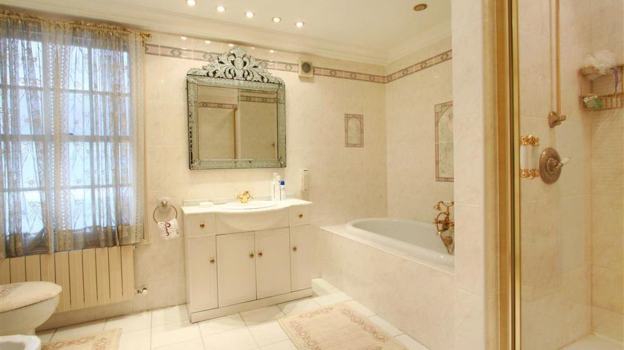 En-Suite Bathroom