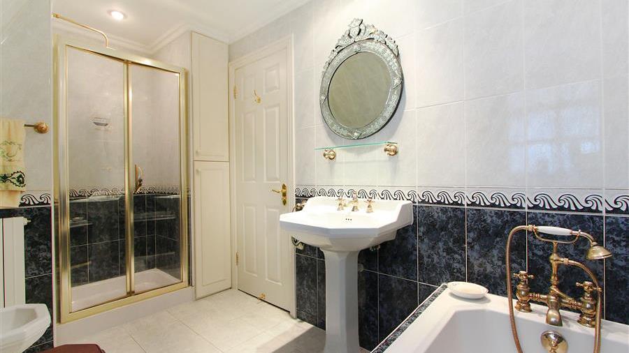 En-Suite Bathroom