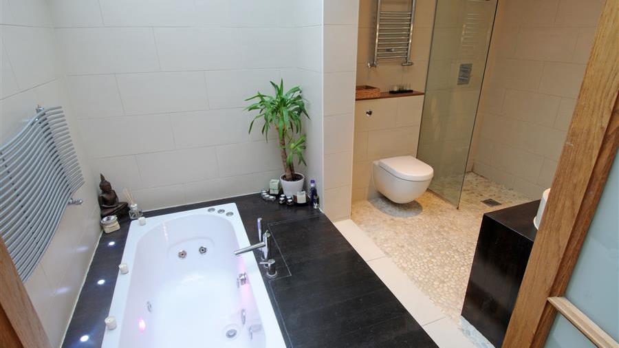 En-Suite Bathroom