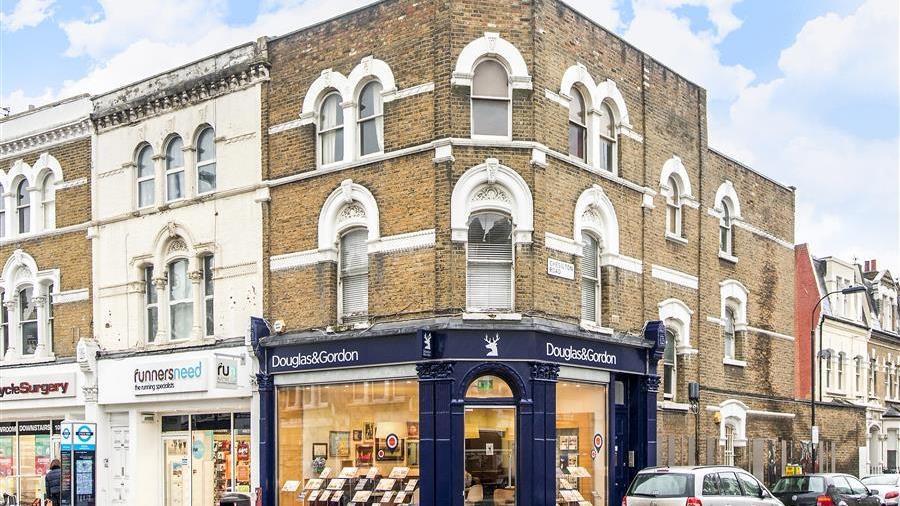 Flat for sale in Fulham Road, SW6 (ref: 37096) - Douglas & Gordon