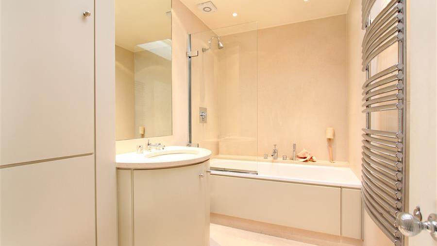 En-Suite Bathroom