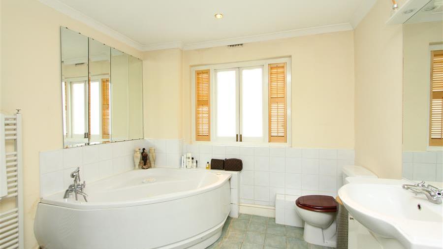 En-Suite Bathroom