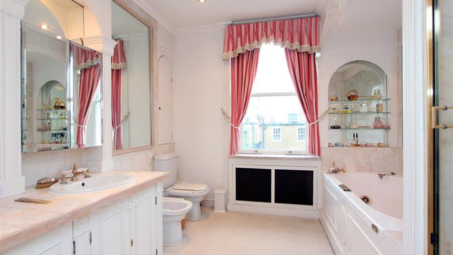 En-Suite Bathroom