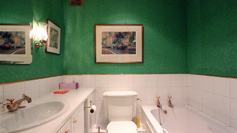En-Suite Bathroom
