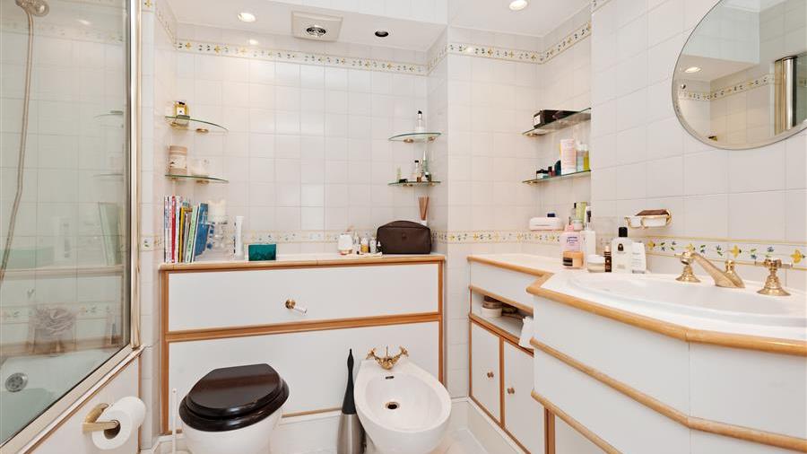 En-Suite Bathroom