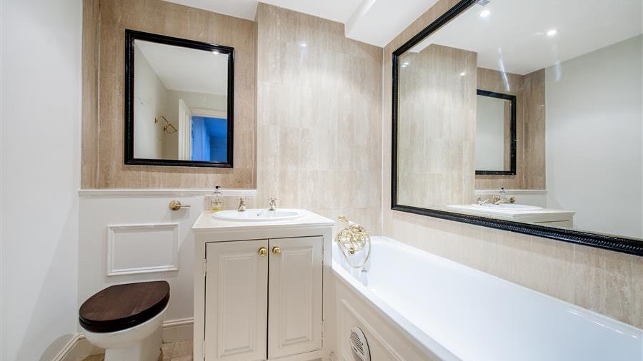 En-Suite Bathroom