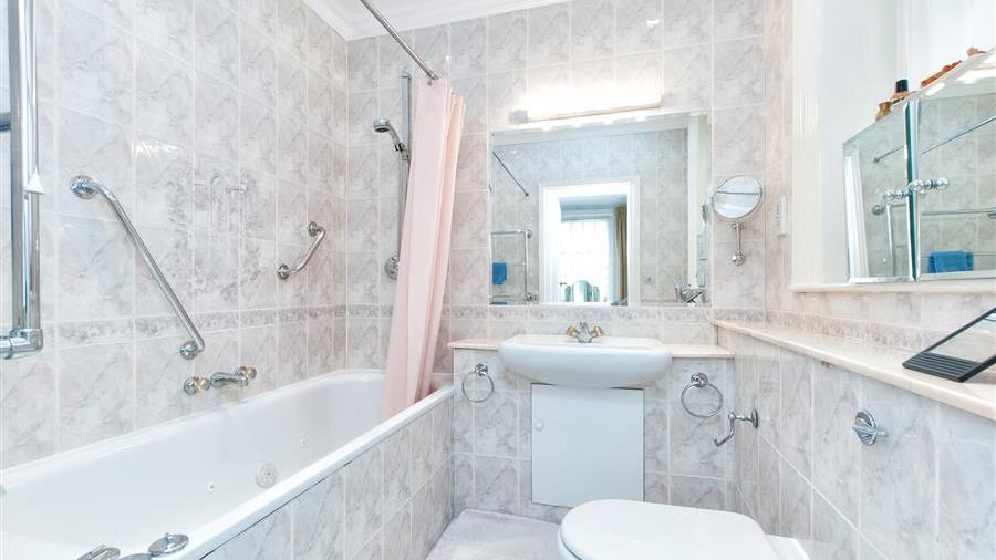 En-Suite Bathroom
