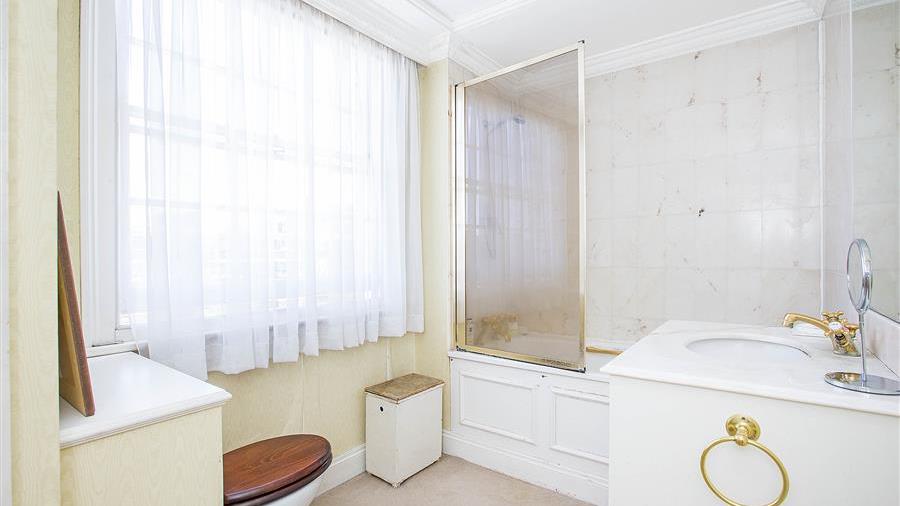 En-Suite Bathroom