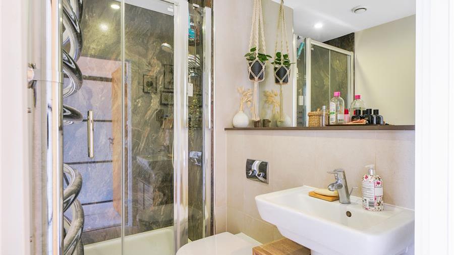 En-Suite Bathroom