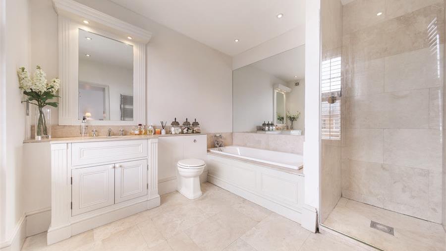 En-Suite Bathroom