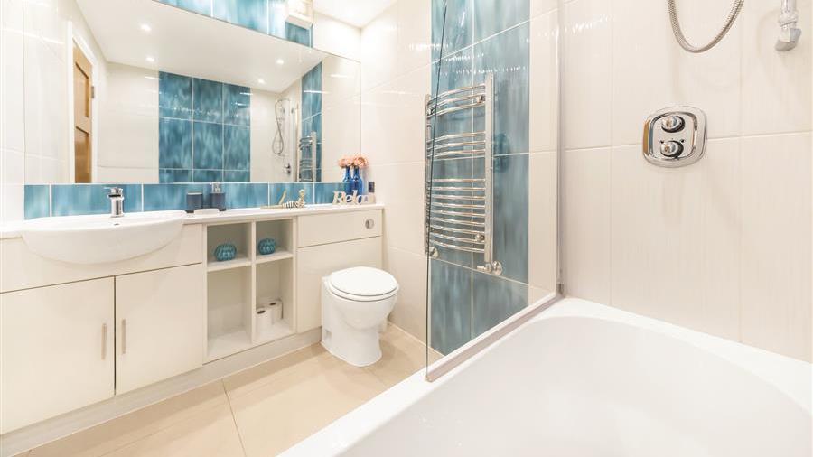 En-Suite Bathroom