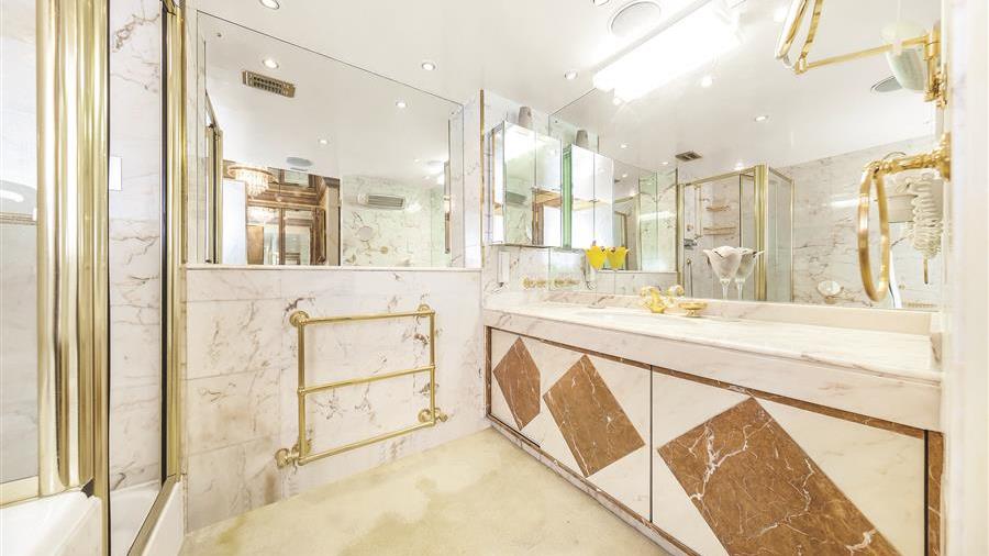 En-Suite Bathroom