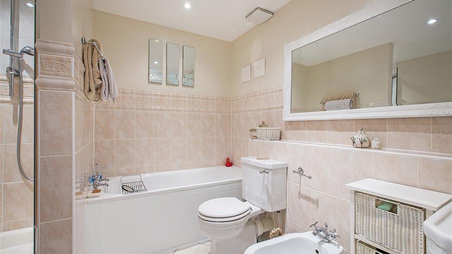 En-Suite Bathroom