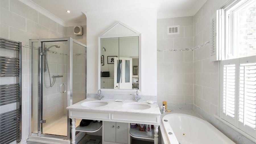 En-Suite Bathroom