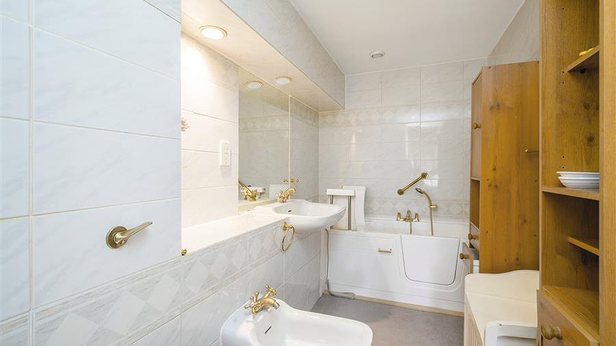 En-Suite Bathroom