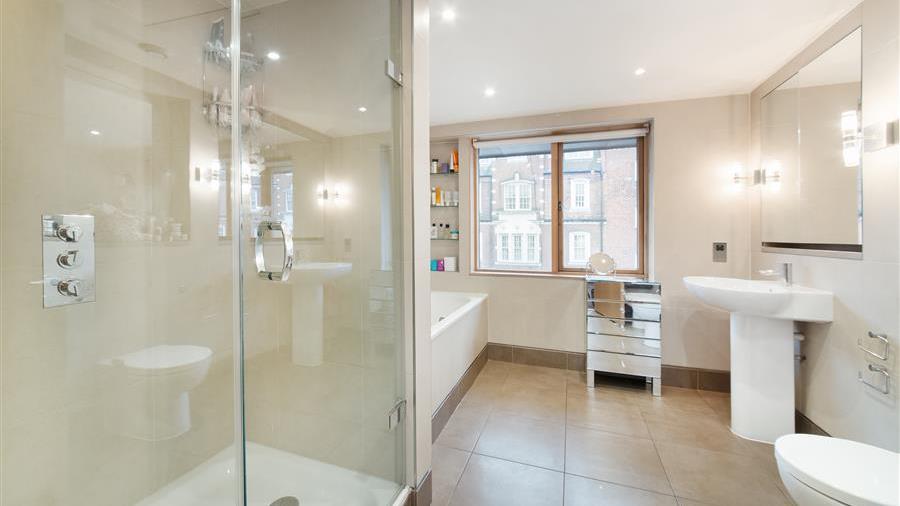 En-Suite Bathroom