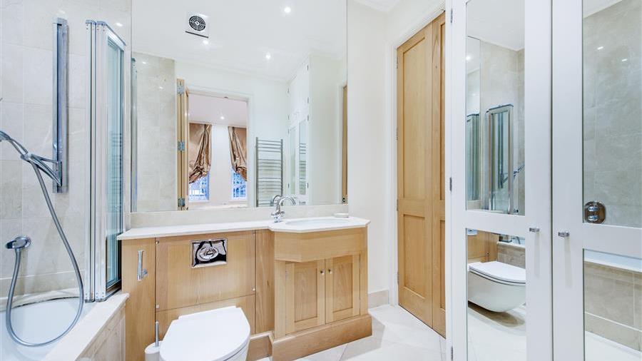 En-Suite Bathroom