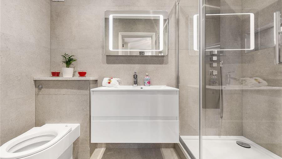En-Suite Bathroom
