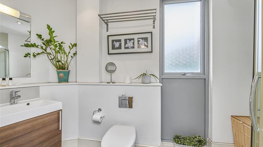 En-Suite Bathroom