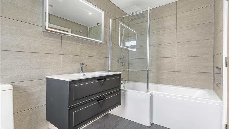 En-Suite Bathroom
